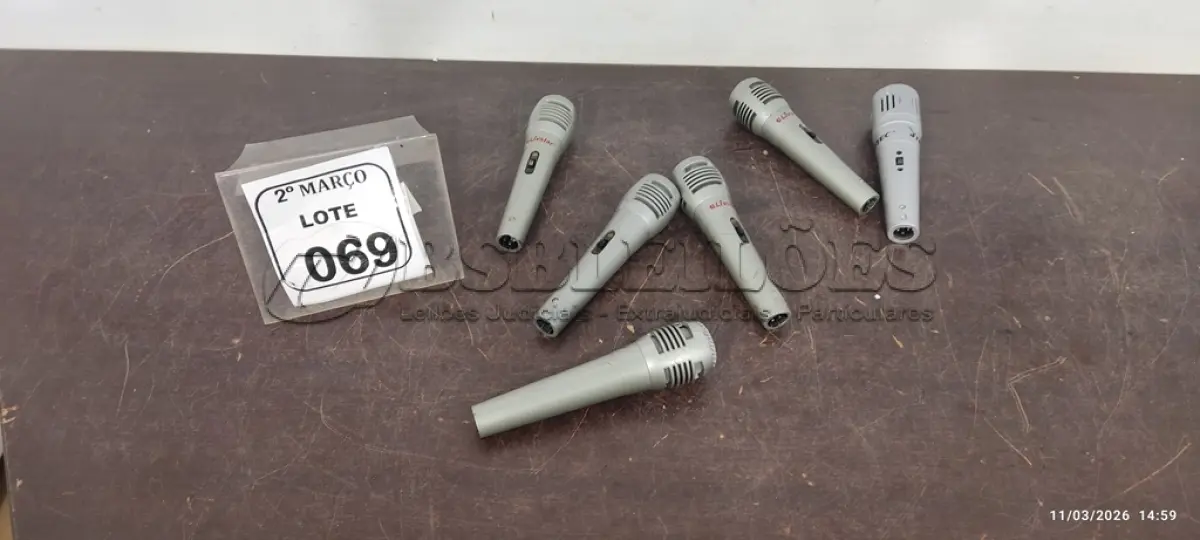 LOTE 069 - 06 MICROFONES DE MARCAS E MODELOS DIVERSOS. (NO ESTADO) ATENÇÃO! FAZER A VISITAÇÃO ANTES DE ARREMATAR, NÃO SABEMOS SE FUNCIONA, LEILÃO NÃO TEM GARANTIA E NEM DEVOLUÇÃO, SUJEITO A POSSÍVEIS AVARIAS VISÍVEIS/OCULTAS E/OU AUSÊNCIA DE COMPONENTES.
