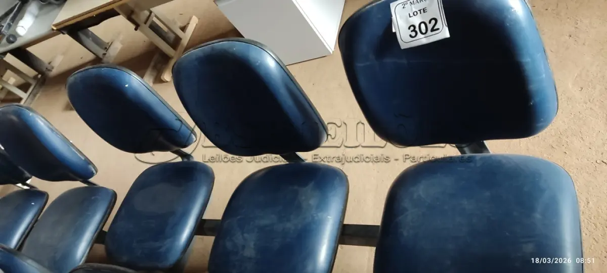 LOTE 302 - 01 CADEIRA TIPO LONGARINA COM 03 LUGARES NA COR AZUL. (NO ESTADO) ATENÇÃO! FAZER A VISITAÇÃO ANTES DE ARREMATAR, NÃO SABEMOS SE FUNCIONA, LEILÃO NÃO TEM GARANTIA E NEM DEVOLUÇÃO, SUJEITO A POSSÍVEIS AVARIAS VISÍVEIS/OCULTAS E/OU AUSÊNCIA DE COMPONENTES.