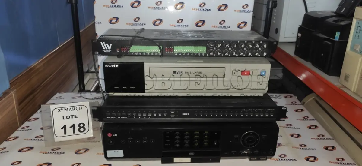 LOTE 118 - 01 VÍDEO CASSETE VHS MARCA SONY, 01 FONTE 12VDC/180W PARA CÂMERAS, 01 DVR MARCA LG E 1 DVR MODELO KCX1611N. (NO ESTADO) ATENÇÃO! FAZER A VISITAÇÃO ANTES DE ARREMATAR, NÃO SABEMOS SE FUNCIONA, LEILÃO NÃO TEM GARANTIA E NEM DEVOLUÇÃO, SUJEITO A POSSÍVEIS AVARIAS VISÍVEIS/OCULTAS E/OU AUSÊNCIA DE COMPONENTES.
