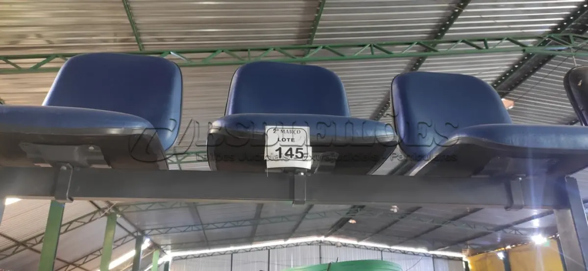 LOTE 145 - 01 CADEIRA TIPO LONGARINA COM 03 LUGARES NA COR AZUL. (NO ESTADO) ATENÇÃO! FAZER A VISITAÇÃO ANTES DE ARREMATAR, NÃO SABEMOS SE FUNCIONA, LEILÃO NÃO TEM GARANTIA E NEM DEVOLUÇÃO, SUJEITO A POSSÍVEIS AVARIAS VISÍVEIS/OCULTAS E/OU AUSÊNCIA DE COMPONENTES.