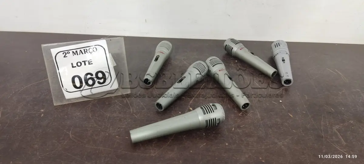 LOTE 069 - 06 MICROFONES DE MARCAS E MODELOS DIVERSOS. (NO ESTADO) ATENÇÃO! FAZER A VISITAÇÃO ANTES DE ARREMATAR, NÃO SABEMOS SE FUNCIONA, LEILÃO NÃO TEM GARANTIA E NEM DEVOLUÇÃO, SUJEITO A POSSÍVEIS AVARIAS VISÍVEIS/OCULTAS E/OU AUSÊNCIA DE COMPONENTES.
