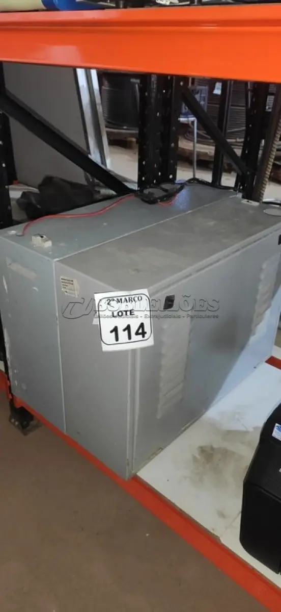 LOTE 114 - 02 BANCOS DE BATERIA VAZIOS. (NO ESTADO) ATENÇÃO! FAZER A VISITAÇÃO ANTES DE ARREMATAR, NÃO SABEMOS SE FUNCIONA, LEILÃO NÃO TEM GARANTIA E NEM DEVOLUÇÃO, SUJEITO A POSSÍVEIS AVARIAS VISÍVEIS/OCULTAS E/OU AUSÊNCIA DE COMPONENTES.