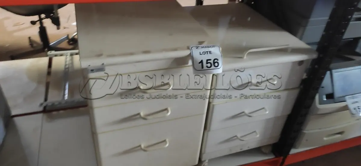LOTE 156 - 02 GAVETEIROS COM 03 GAVETAS CADA SENDO 01 COM RODINHAS. (NO ESTADO) ATENÇÃO! FAZER A VISITAÇÃO ANTES DE ARREMATAR, NÃO SABEMOS SE FUNCIONA, LEILÃO NÃO TEM GARANTIA E NEM DEVOLUÇÃO, SUJEITO A POSSÍVEIS AVARIAS VISÍVEIS/OCULTAS E/OU AUSÊNCIA DE COMPONENTES.