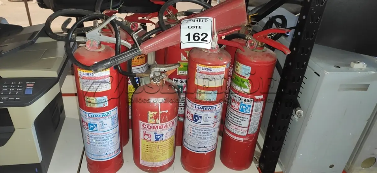 LOTE 162 - 10 EXTINTORES DE INCÊNDIO. (NO ESTADO) ATENÇÃO! FAZER A VISITAÇÃO ANTES DE ARREMATAR, NÃO SABEMOS SE FUNCIONA, LEILÃO NÃO TEM GARANTIA E NEM DEVOLUÇÃO, SUJEITO A POSSÍVEIS AVARIAS VISÍVEIS/OCULTAS E/OU AUSÊNCIA DE COMPONENTES.