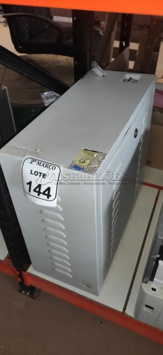 LOTE 144 - 01 BANCO DE BATERIAS COM 04 BATERIAS. (NO ESTADO) ATENÇÃO! FAZER A VISITAÇÃO ANTES DE ARREMATAR, NÃO SABEMOS SE FUNCIONA, LEILÃO NÃO TEM GARANTIA E NEM DEVOLUÇÃO, SUJEITO A POSSÍVEIS AVARIAS VISÍVEIS/OCULTAS E/OU AUSÊNCIA DE COMPONENTES.