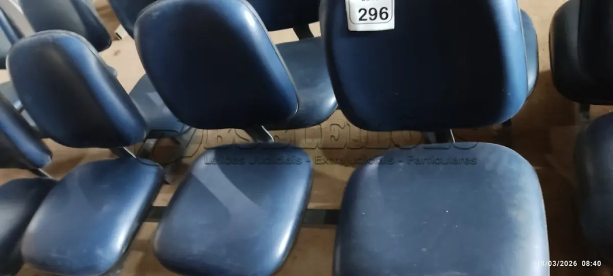 LOTE 296 - 01 CADEIRA TIPO LONGARINA COM 03 LUGARES NA COR AZUL. (NO ESTADO) ATENÇÃO! FAZER A VISITAÇÃO ANTES DE ARREMATAR, NÃO SABEMOS SE FUNCIONA, LEILÃO NÃO TEM GARANTIA E NEM DEVOLUÇÃO, SUJEITO A POSSÍVEIS AVARIAS VISÍVEIS/OCULTAS E/OU AUSÊNCIA DE COMPONENTES.