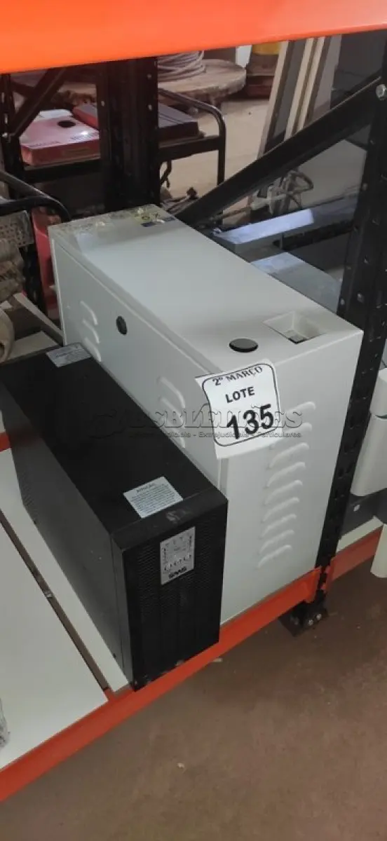 LOTE 135 - 01 BANCO DE BATERIAS VAZIO E 01 NOBREAK DE 1684 VA MARCA SMS. (NO ESTADO) ATENÇÃO! FAZER A VISITAÇÃO ANTES DE ARREMATAR, NÃO SABEMOS SE FUNCIONA, LEILÃO NÃO TEM GARANTIA E NEM DEVOLUÇÃO, SUJEITO A POSSÍVEIS AVARIAS VISÍVEIS/OCULTAS E/OU AUSÊNCIA DE COMPONENTES.