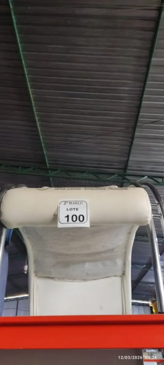 LOTE 100 - 01 POLTRONA COM REVESTIMENTO EM COURO SINTÉTICO NA COR BRANCA E BASE CROMADA. (NO ESTADO) ATENÇÃO! FAZER A VISITAÇÃO ANTES DE ARREMATAR, NÃO SABEMOS SE FUNCIONA, LEILÃO NÃO TEM GARANTIA E NEM DEVOLUÇÃO, SUJEITO A POSSÍVEIS AVARIAS VISÍVEIS/OCULTAS E/OU AUSÊNCIA DE COMPONENTES.