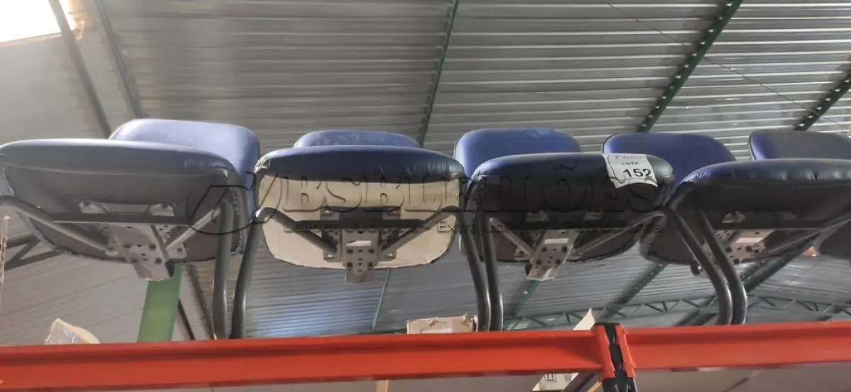 LOTE 152 - 05 CADEIRAS DE PÉS FIXOS NA COR AZUL. (NO ESTADO) ATENÇÃO! FAZER A VISITAÇÃO ANTES DE ARREMATAR, NÃO SABEMOS SE FUNCIONA, LEILÃO NÃO TEM GARANTIA E NEM DEVOLUÇÃO, SUJEITO A POSSÍVEIS AVARIAS VISÍVEIS/OCULTAS E/OU AUSÊNCIA DE COMPONENTES.