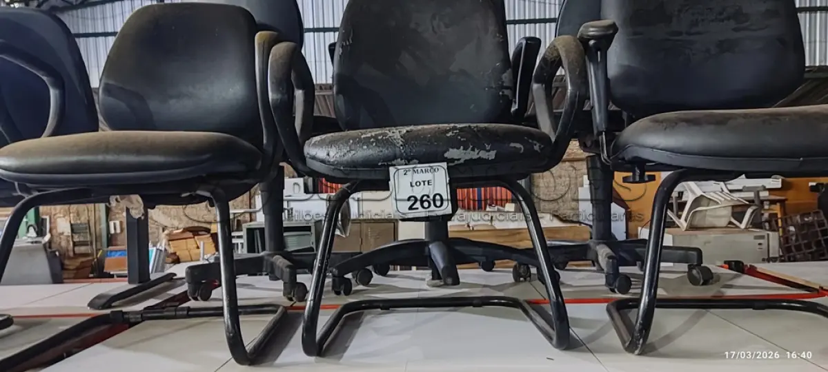 LOTE 260 - 03 CADEIRAS DE ESCRITÓRIO COM PÉS FIXOS NA COR PRETA. (NO ESTADO) ATENÇÃO! FAZER A VISITAÇÃO ANTES DE ARREMATAR, NÃO SABEMOS SE FUNCIONA, LEILÃO NÃO TEM GARANTIA E NEM DEVOLUÇÃO, SUJEITO A POSSÍVEIS AVARIAS VISÍVEIS/OCULTAS E/OU AUSÊNCIA DE COMPONENTES.