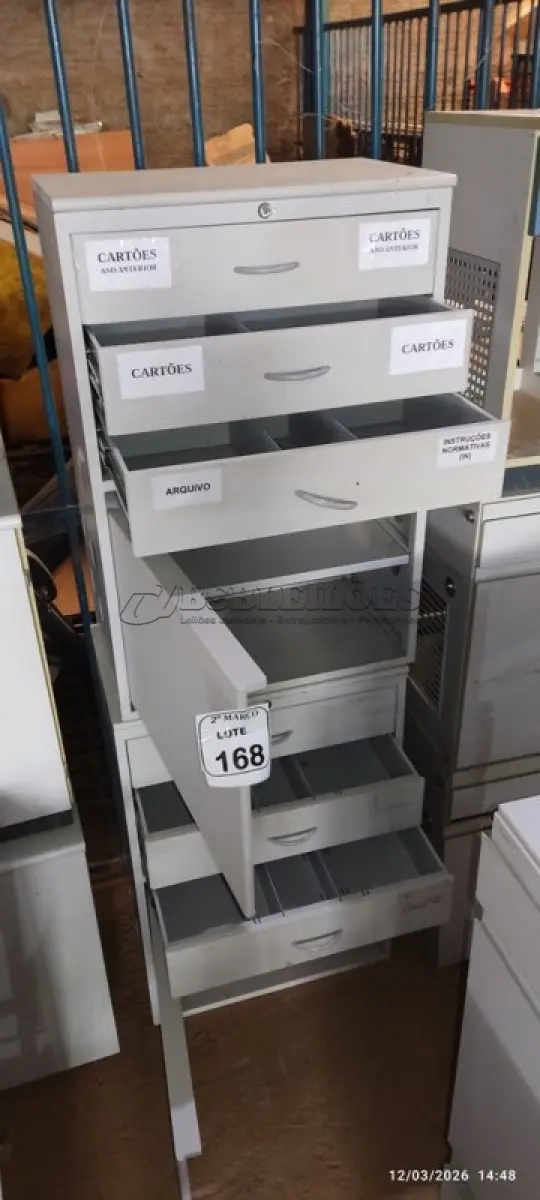 LOTE 168 - 02 GAVETEIROS DE ESCRITÓRIO EM AÇO E MADEIRA COM 03 GAVETAS E 01 PORTA COM 02 COM PARTIMENTOS. (NO ESTADO) ATENÇÃO! FAZER A VISITAÇÃO ANTES DE ARREMATAR, NÃO SABEMOS SE FUNCIONA, LEILÃO NÃO TEM GARANTIA E NEM DEVOLUÇÃO, SUJEITO A POSSÍVEIS AVARIAS VISÍVEIS/OCULTAS E/OU AUSÊNCIA DE COMPONENTES.