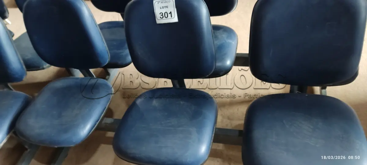 LOTE 301 - 01 CADEIRA TIPO LONGARINA COM 03 LUGARES NA COR AZUL. (NO ESTADO) ATENÇÃO! FAZER A VISITAÇÃO ANTES DE ARREMATAR, NÃO SABEMOS SE FUNCIONA, LEILÃO NÃO TEM GARANTIA E NEM DEVOLUÇÃO, SUJEITO A POSSÍVEIS AVARIAS VISÍVEIS/OCULTAS E/OU AUSÊNCIA DE COMPONENTES.