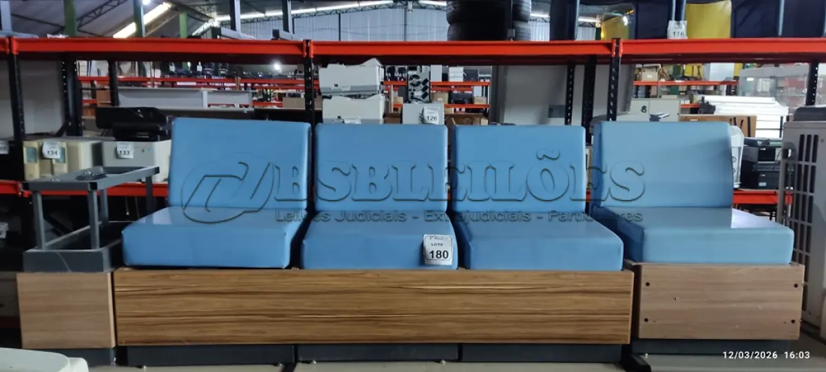 LOTE 180 - 01 SOFÁ DE 03 LUGARES COM ESTRUTURA EM MADEIRA E METAL COM ESTOFADO NA COR AZUL, 01 ESTRUTURA LATERAL EM MADEIRA E METAL E 01 PUFF. (NO ESTADO) ATENÇÃO! FAZER A VISITAÇÃO ANTES DE ARREMATAR, NÃO SABEMOS SE FUNCIONA, LEILÃO NÃO TEM GARANTIA E NEM DEVOLUÇÃO, SUJEITO A POSSÍVEIS AVARIAS VISÍVEIS/OCULTAS E/OU AUSÊNCIA DE COMPONENTES.