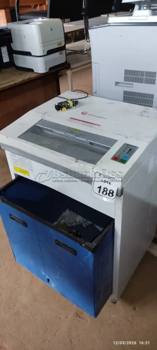 LOTE 188 - 01 FRAGMENTADORA DE PAPEL INDUSTRIAL MODELO S-13 TURBO MARCA SECURITY. (NO ESTADO) ATENÇÃO! FAZER A VISITAÇÃO ANTES DE ARREMATAR, NÃO SABEMOS SE FUNCIONA, LEILÃO NÃO TEM GARANTIA E NEM DEVOLUÇÃO, SUJEITO A POSSÍVEIS AVARIAS VISÍVEIS/OCULTAS E/OU AUSÊNCIA DE COMPONENTES.