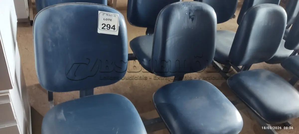 LOTE 294 - 01 CADEIRA TIPO LONGARINA COM 03 LUGARES NA COR AZUL. (NO ESTADO) ATENÇÃO! FAZER A VISITAÇÃO ANTES DE ARREMATAR, NÃO SABEMOS SE FUNCIONA, LEILÃO NÃO TEM GARANTIA E NEM DEVOLUÇÃO, SUJEITO A POSSÍVEIS AVARIAS VISÍVEIS/OCULTAS E/OU AUSÊNCIA DE COMPONENTES.