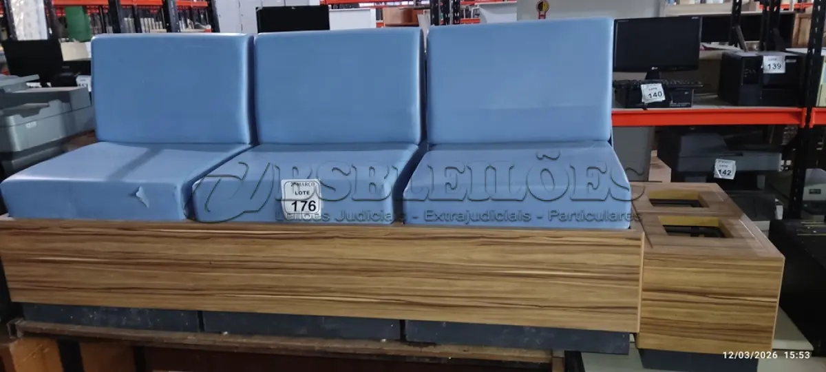 LOTE 176 - 01 SOFÁ DE 03 LUGARES COM ESTRUTURA EM MADEIRA E METAL COM ESTOFADO NA COR AZUL. (NO ESTADO) ATENÇÃO! FAZER A VISITAÇÃO ANTES DE ARREMATAR, NÃO SABEMOS SE FUNCIONA, LEILÃO NÃO TEM GARANTIA E NEM DEVOLUÇÃO, SUJEITO A POSSÍVEIS AVARIAS VISÍVEIS/OCULTAS E/OU AUSÊNCIA DE COMPONENTES.