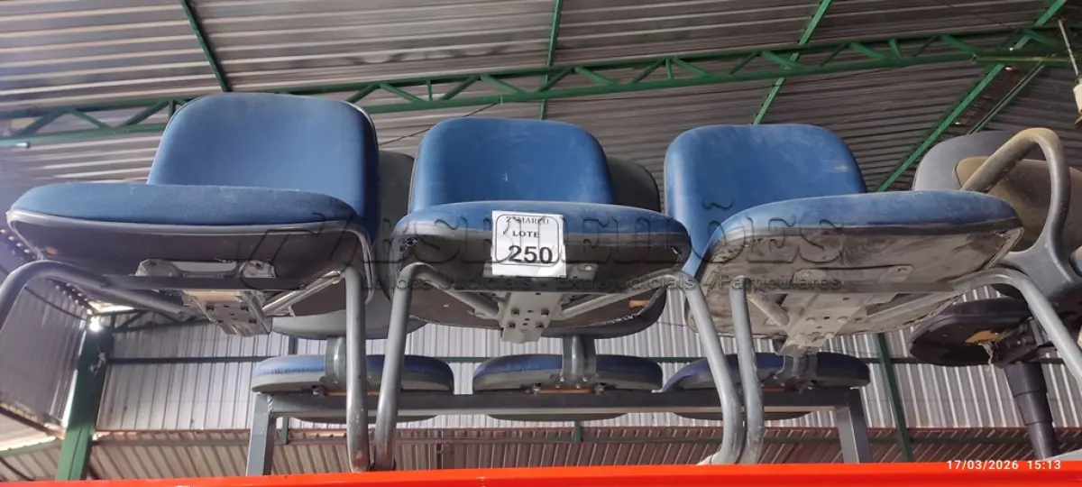 LOTE 250 - 03 CADEIRAS DE ESCRITÓRIO COM PÉS FIXOS NA COR AZUL. (NO ESTADO) ATENÇÃO! FAZER A VISITAÇÃO ANTES DE ARREMATAR, NÃO SABEMOS SE FUNCIONA, LEILÃO NÃO TEM GARANTIA E NEM DEVOLUÇÃO, SUJEITO A POSSÍVEIS AVARIAS VISÍVEIS/OCULTAS E/OU AUSÊNCIA DE COMPONENTES.