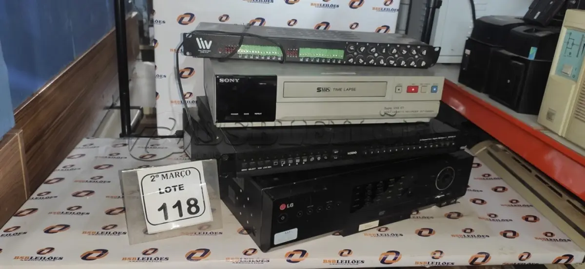 LOTE 118 - 01 VÍDEO CASSETE VHS MARCA SONY, 01 FONTE 12VDC/180W PARA CÂMERAS, 01 DVR MARCA LG E 1 DVR MODELO KCX1611N. (NO ESTADO) ATENÇÃO! FAZER A VISITAÇÃO ANTES DE ARREMATAR, NÃO SABEMOS SE FUNCIONA, LEILÃO NÃO TEM GARANTIA E NEM DEVOLUÇÃO, SUJEITO A POSSÍVEIS AVARIAS VISÍVEIS/OCULTAS E/OU AUSÊNCIA DE COMPONENTES.