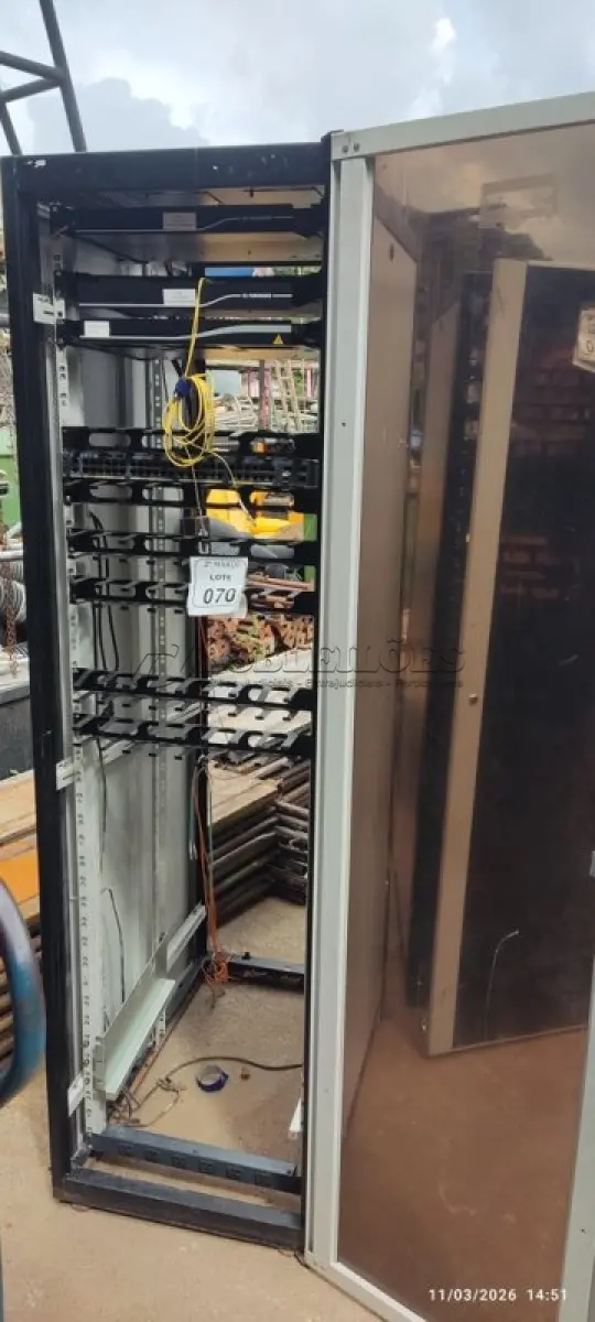 LOTE 070 - 01 RACK PARA SERVIDORES. (NO ESTADO) ATENÇÃO! FAZER A VISITAÇÃO ANTES DE ARREMATAR, NÃO SABEMOS SE FUNCIONA, LEILÃO NÃO TEM GARANTIA E NEM DEVOLUÇÃO, SUJEITO A POSSÍVEIS AVARIAS VISÍVEIS/OCULTAS E/OU AUSÊNCIA DE COMPONENTES.