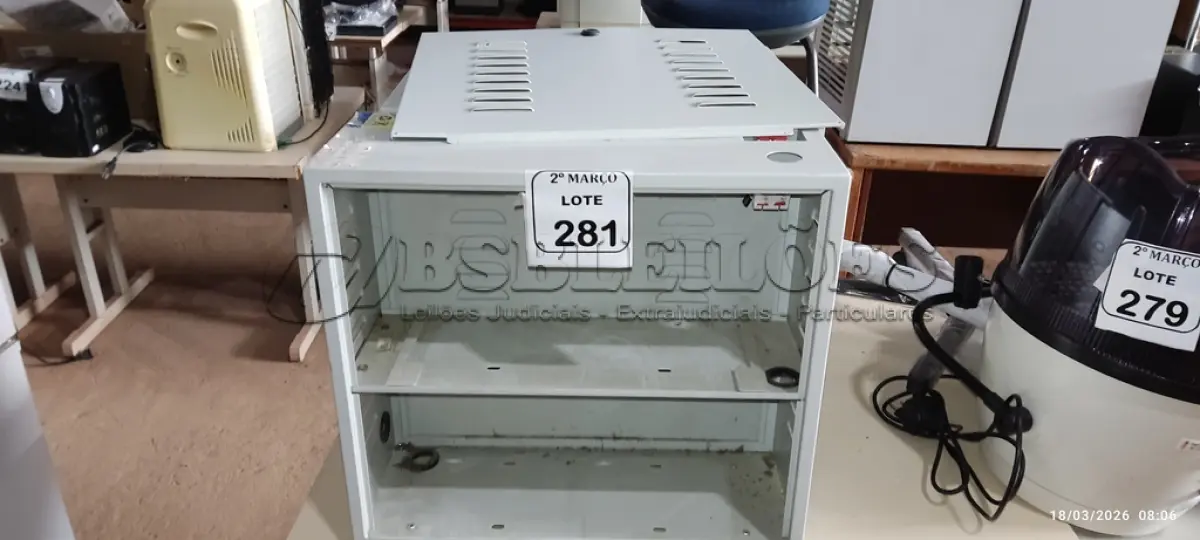 LOTE 281 - 03 BANCOS DE BATERIA VAZIOS. (NO ESTADO) ATENÇÃO! FAZER A VISITAÇÃO ANTES DE ARREMATAR, NÃO SABEMOS SE FUNCIONA, LEILÃO NÃO TEM GARANTIA E NEM DEVOLUÇÃO, SUJEITO A POSSÍVEIS AVARIAS VISÍVEIS/OCULTAS E/OU AUSÊNCIA DE COMPONENTES.