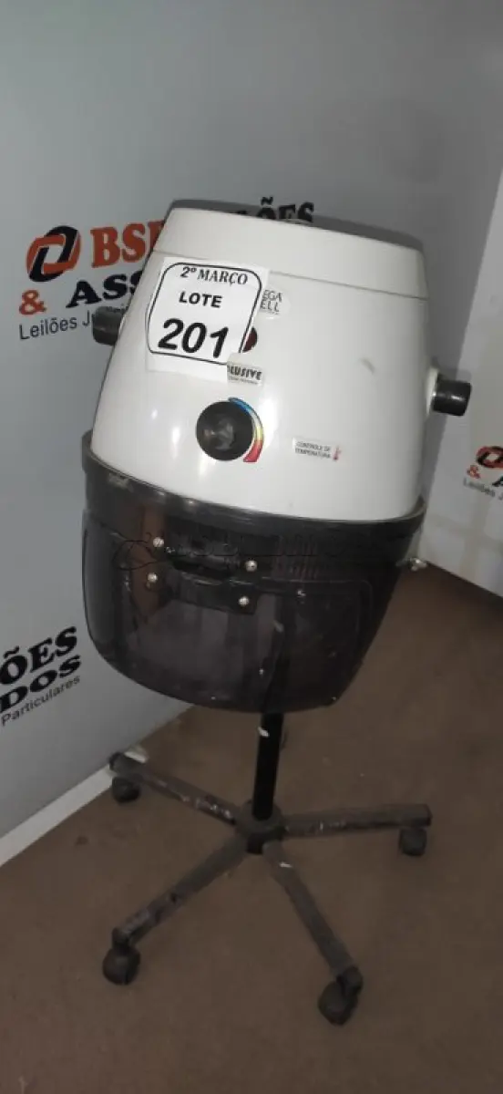 LOTE 201 - 01 SECADOR DE CABELO PROFISSIONAL 220V MARCA MEGA BELL. (NO ESTADO) ATENÇÃO! FAZER A VISITAÇÃO ANTES DE ARREMATAR, NÃO SABEMOS SE FUNCIONA, LEILÃO NÃO TEM GARANTIA E NEM DEVOLUÇÃO, SUJEITO A POSSÍVEIS AVARIAS VISÍVEIS/OCULTAS E/OU AUSÊNCIA DE COMPONENTES.