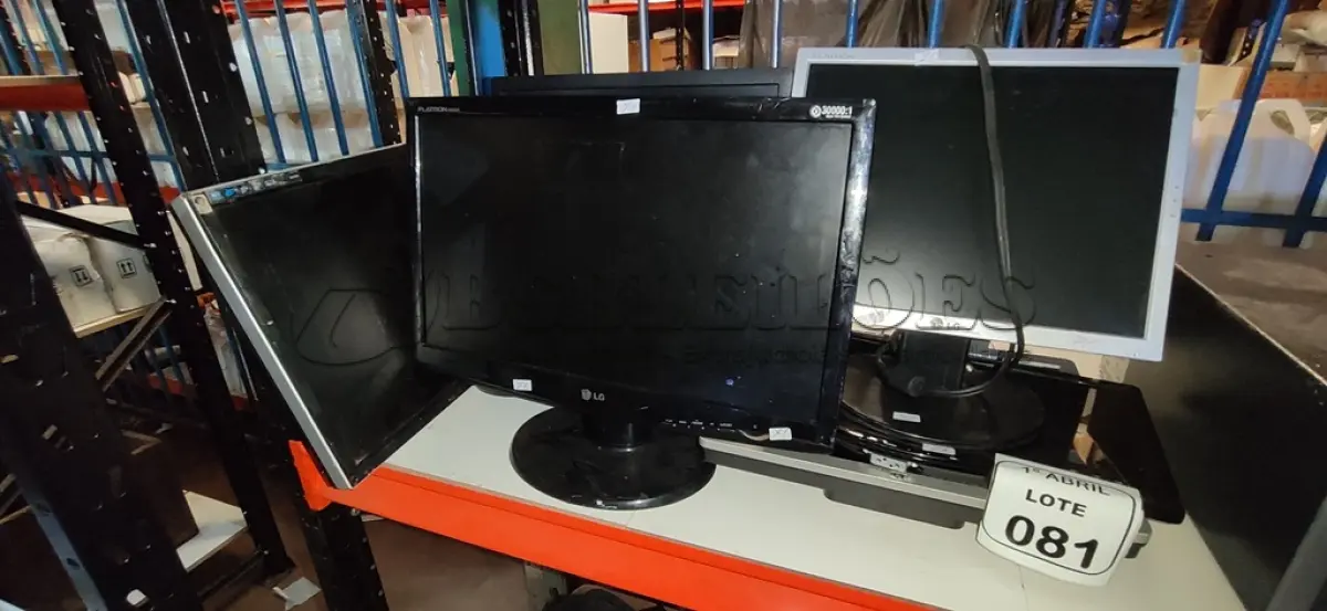 LOTE 081 - 08 MONITORES DE MARCAS E MODELOS DIVERSOS. (NO ESTADO) ATENÇÃO! FAZER A VISITAÇÃO ANTES DE ARREMATAR, NÃO SABEMOS SE FUNCIONA, LEILÃO NÃO TEM GARANTIA E NEM DEVOLUÇÃO, SUJEITO A POSSÍVEIS AVARIAS VISÍVEIS/OCULTAS E/OU AUSÊNCIA DE COMPONENTES.