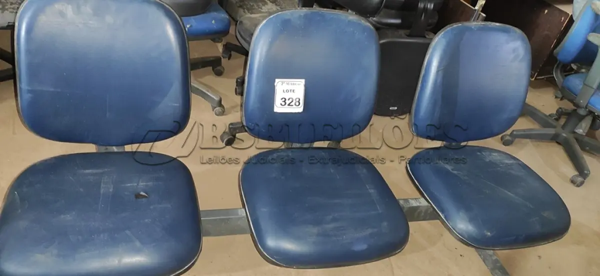 LOTE 328 - 01 CADEIRA TIPO LONGARINA COM 03 LUGARES NA COR AZUL. (NO ESTADO) ATENÇÃO! FAZER A VISITAÇÃO ANTES DE ARREMATAR, NÃO SABEMOS SE FUNCIONA, LEILÃO NÃO TEM GARANTIA E NEM DEVOLUÇÃO, SUJEITO A POSSÍVEIS AVARIAS VISÍVEIS/OCULTAS E/OU AUSÊNCIA DE COMPONENTES.