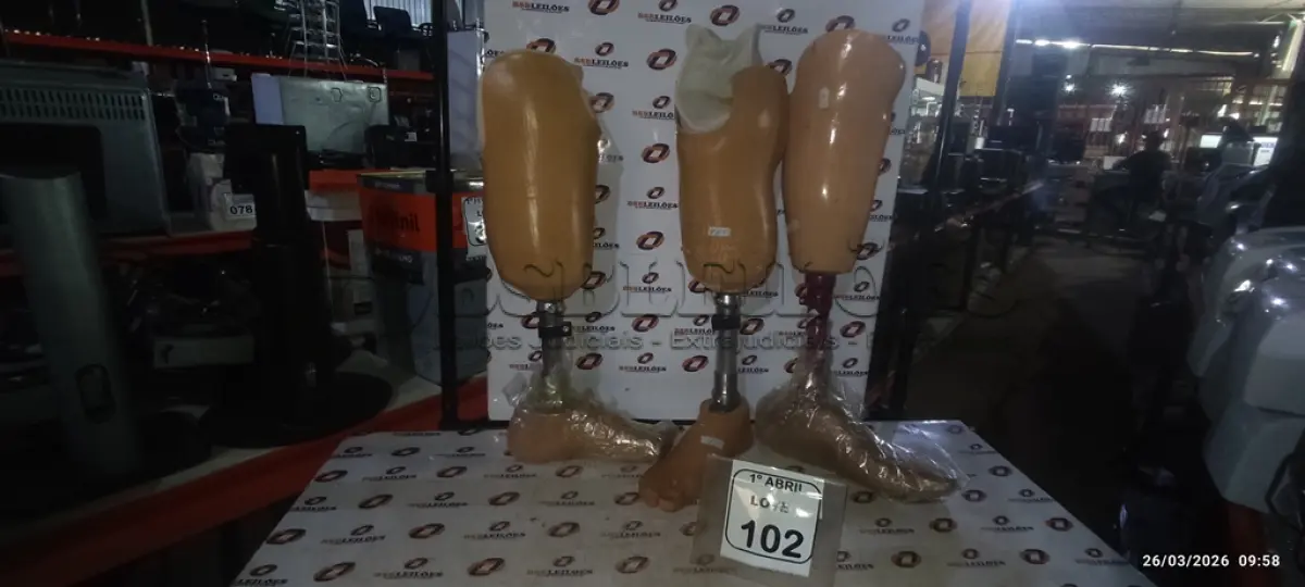LOTE 102 - 03 PRÓTESES DE PERNA. (NO ESTADO) ATENÇÃO! FAZER A VISITAÇÃO ANTES DE ARREMATAR, NÃO SABEMOS SE FUNCIONA, LEILÃO NÃO TEM GARANTIA E NEM DEVOLUÇÃO, SUJEITO A POSSÍVEIS AVARIAS VISÍVEIS/OCULTAS E/OU AUSÊNCIA DE COMPONENTES.
