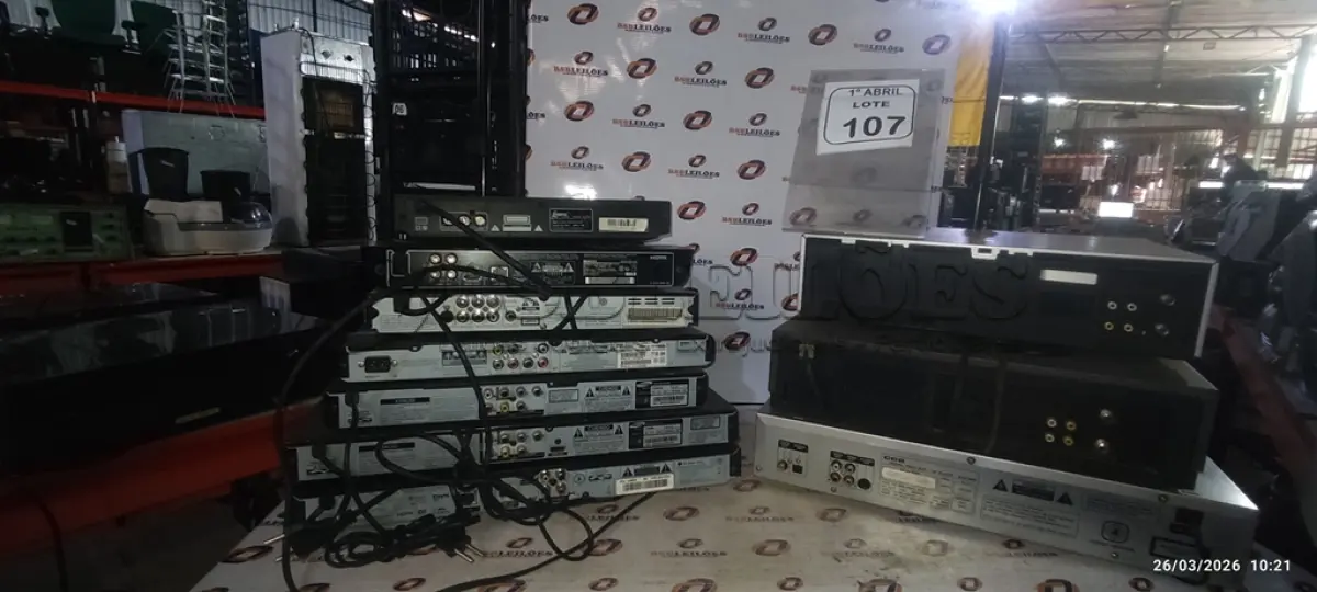 LOTE 107 - 07 APARELHOS DE DVD E 03 APARELHOS DE VIDEOCASSETE DE MARCAS E MODELOS DIVERSOS. (NO ESTADO) ATENÇÃO! FAZER A VISITAÇÃO ANTES DE ARREMATAR, NÃO SABEMOS SE FUNCIONA, LEILÃO NÃO TEM GARANTIA E NEM DEVOLUÇÃO, SUJEITO A POSSÍVEIS AVARIAS VISÍVEIS/OCULTAS E/OU AUSÊNCIA DE COMPONENTES.