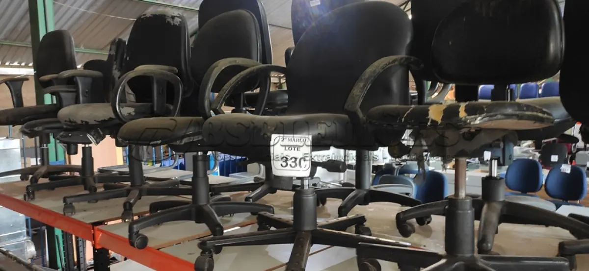 LOTE 330 - 06 CADEIRAS GIRATÓRIAS NA COR PRETA. (NO ESTADO) ATENÇÃO! FAZER A VISITAÇÃO ANTES DE ARREMATAR, NÃO SABEMOS SE FUNCIONA, LEILÃO NÃO TEM GARANTIA E NEM DEVOLUÇÃO, SUJEITO A POSSÍVEIS AVARIAS VISÍVEIS/OCULTAS E/OU AUSÊNCIA DE COMPONENTES.