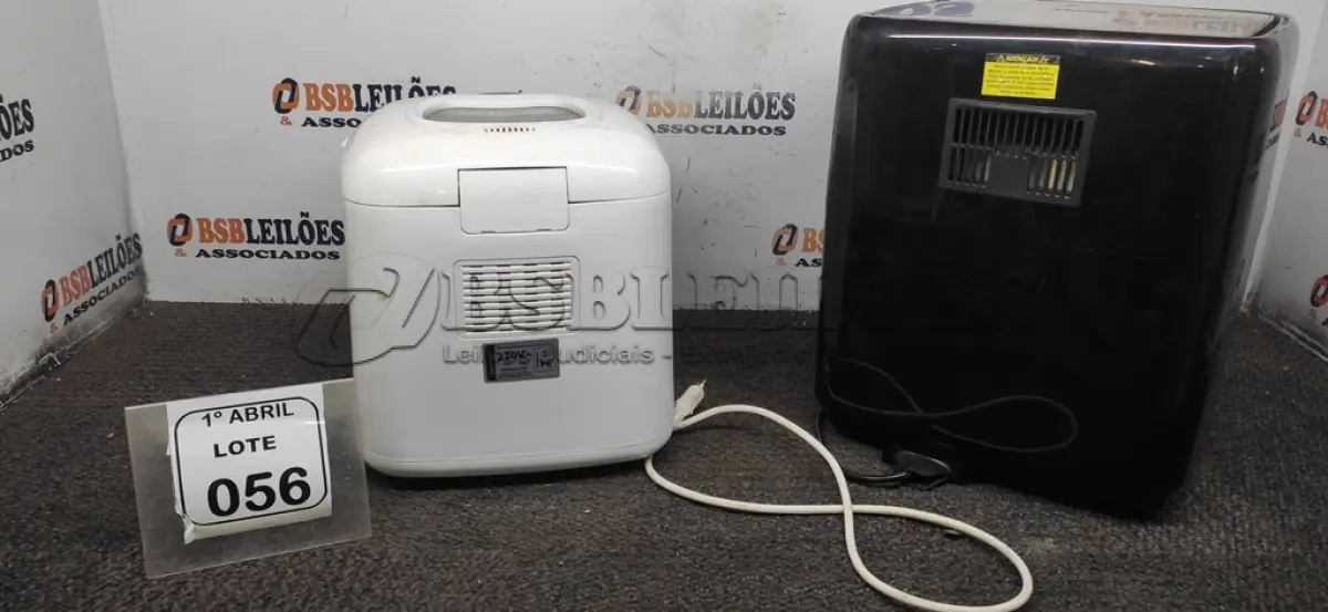 LOTE 056 - 01 PANIFICADORA ELÉTRICA MARCA BRITÂNIA E 01 FRITADEIRA ELÉTRICA AIR FRYER MARCA PHILCO. (NO ESTADO) ATENÇÃO! FAZER A VISITAÇÃO ANTES DE ARREMATAR, NÃO SABEMOS SE FUNCIONA, LEILÃO NÃO TEM GARANTIA E NEM DEVOLUÇÃO, SUJEITO A POSSÍVEIS AVARIAS VISÍVEIS/OCULTAS E/OU AUSÊNCIA DE COMPONENTES.