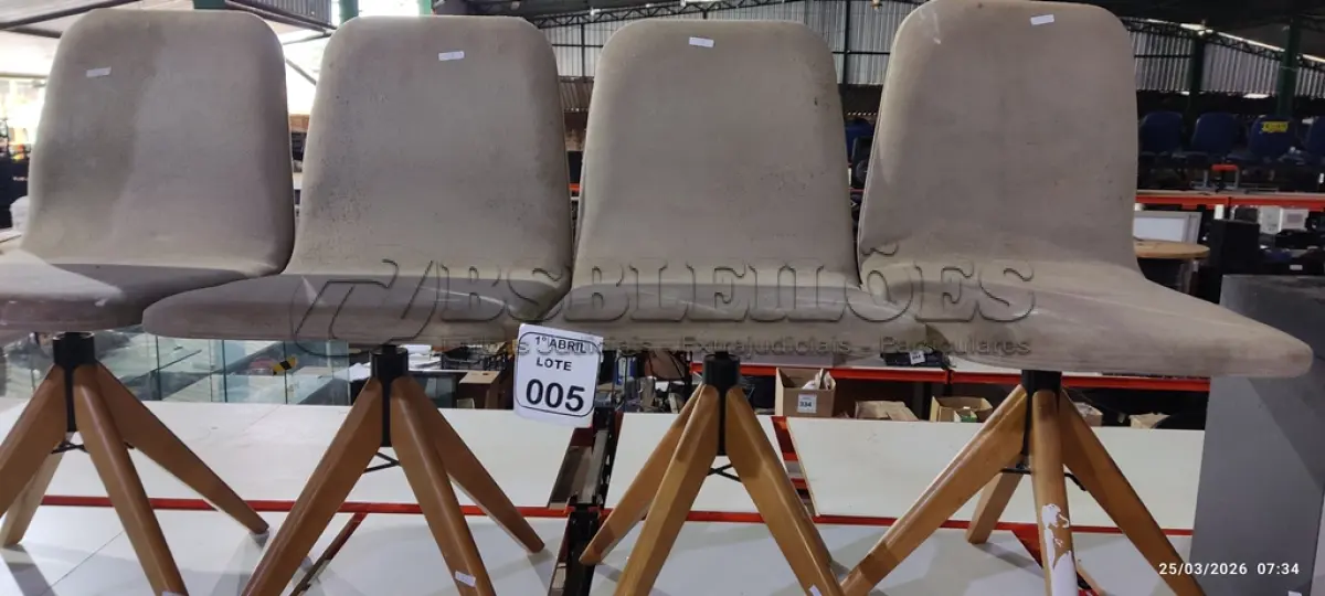 LOTE 005 - 04 CADEIRAS ESTOFADA GIRATÓRIA COM BASE EM MADEIRA. (NO ESTADO) ATENÇÃO! FAZER A VISITAÇÃO ANTES DE ARREMATAR, NÃO SABEMOS SE FUNCIONA, LEILÃO NÃO TEM GARANTIA E NEM DEVOLUÇÃO, SUJEITO A POSSÍVEIS AVARIAS VISÍVEIS/OCULTAS E/OU AUSÊNCIA DE COMPONENTES.