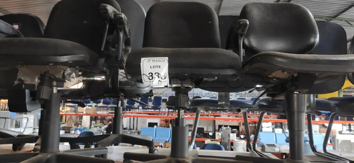 LOTE 333 - 03 CADEIRAS GIRATÓRIAS NA COR PRETA. (NO ESTADO) ATENÇÃO! FAZER A VISITAÇÃO ANTES DE ARREMATAR, NÃO SABEMOS SE FUNCIONA, LEILÃO NÃO TEM GARANTIA E NEM DEVOLUÇÃO, SUJEITO A POSSÍVEIS AVARIAS VISÍVEIS/OCULTAS E/OU AUSÊNCIA DE COMPONENTES.