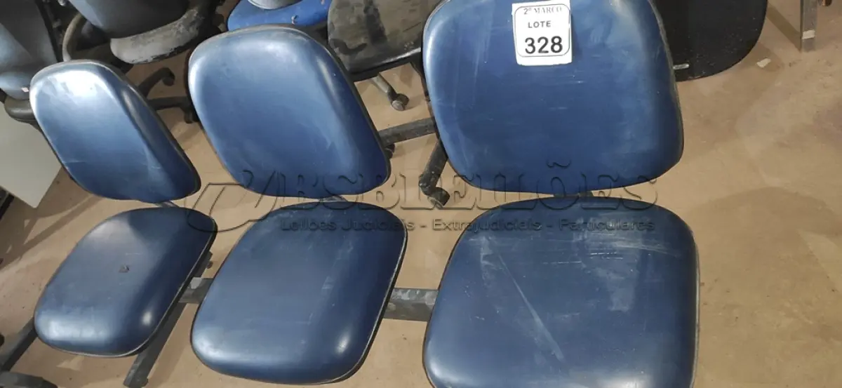 LOTE 328 - 01 CADEIRA TIPO LONGARINA COM 03 LUGARES NA COR AZUL. (NO ESTADO) ATENÇÃO! FAZER A VISITAÇÃO ANTES DE ARREMATAR, NÃO SABEMOS SE FUNCIONA, LEILÃO NÃO TEM GARANTIA E NEM DEVOLUÇÃO, SUJEITO A POSSÍVEIS AVARIAS VISÍVEIS/OCULTAS E/OU AUSÊNCIA DE COMPONENTES.