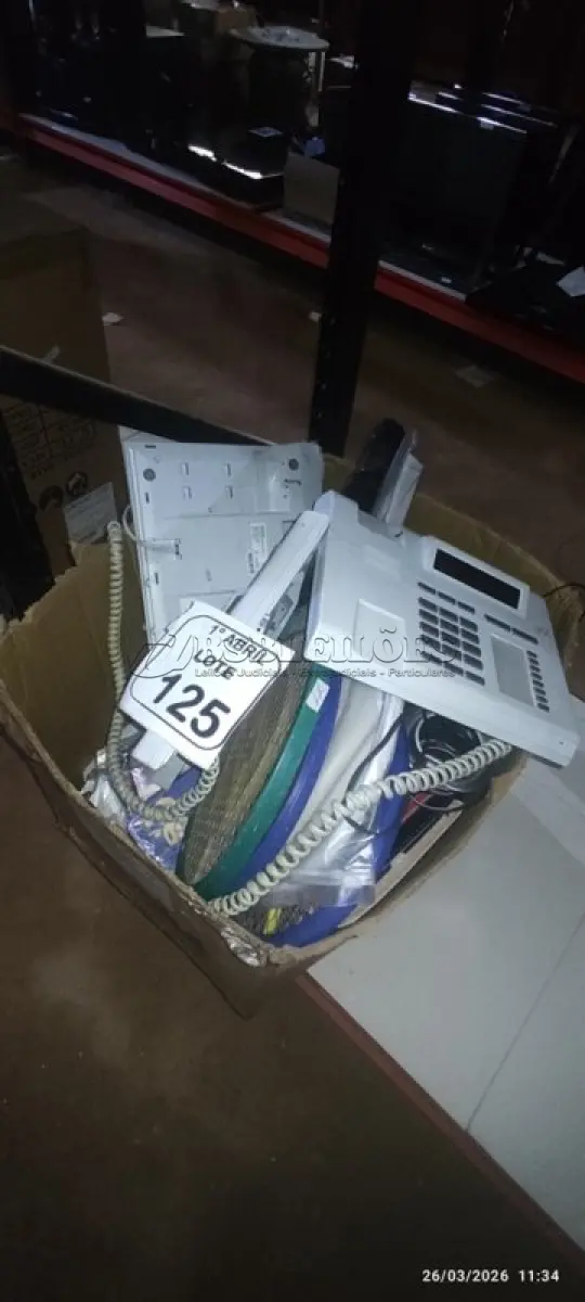 LOTE 125 - 01 CAIXA COM TELEFONES FIXOS, RAQUETES ELÉTRICAS, HEADPHONES E CAIXINHAS PARA PC DE MARCAS E MODELOS DIVERSOS. (NO ESTADO) ATENÇÃO! FAZER A VISITAÇÃO ANTES DE ARREMATAR, NÃO SABEMOS SE FUNCIONA, LEILÃO NÃO TEM GARANTIA E NEM DEVOLUÇÃO, SUJEITO A POSSÍVEIS AVARIAS VISÍVEIS/OCULTAS E/OU AUSÊNCIA DE COMPONENTES.