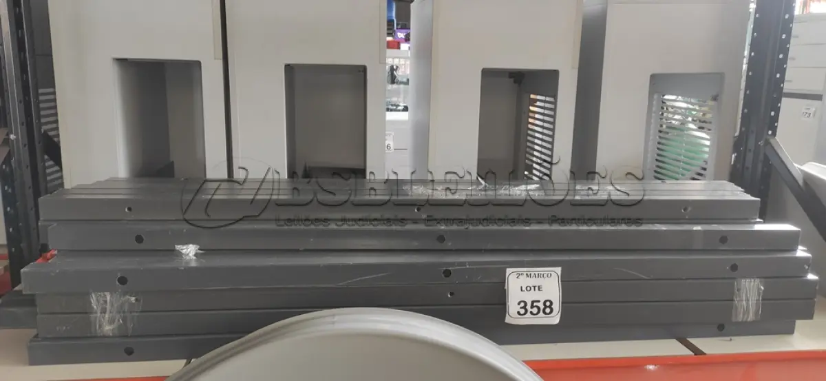 LOTE 358 - 49 PEÇAS DE TUBO DE FERRO QUADRADO DE APROXIMADAMENTE 35,5 CM. (NO ESTADO) ATENÇÃO! FAZER A VISITAÇÃO ANTES DE ARREMATAR, NÃO SABEMOS SE FUNCIONA, LEILÃO NÃO TEM GARANTIA E NEM DEVOLUÇÃO, SUJEITO A POSSÍVEIS AVARIAS VISÍVEIS/OCULTAS E/OU AUSÊNCIA DE COMPONENTES.