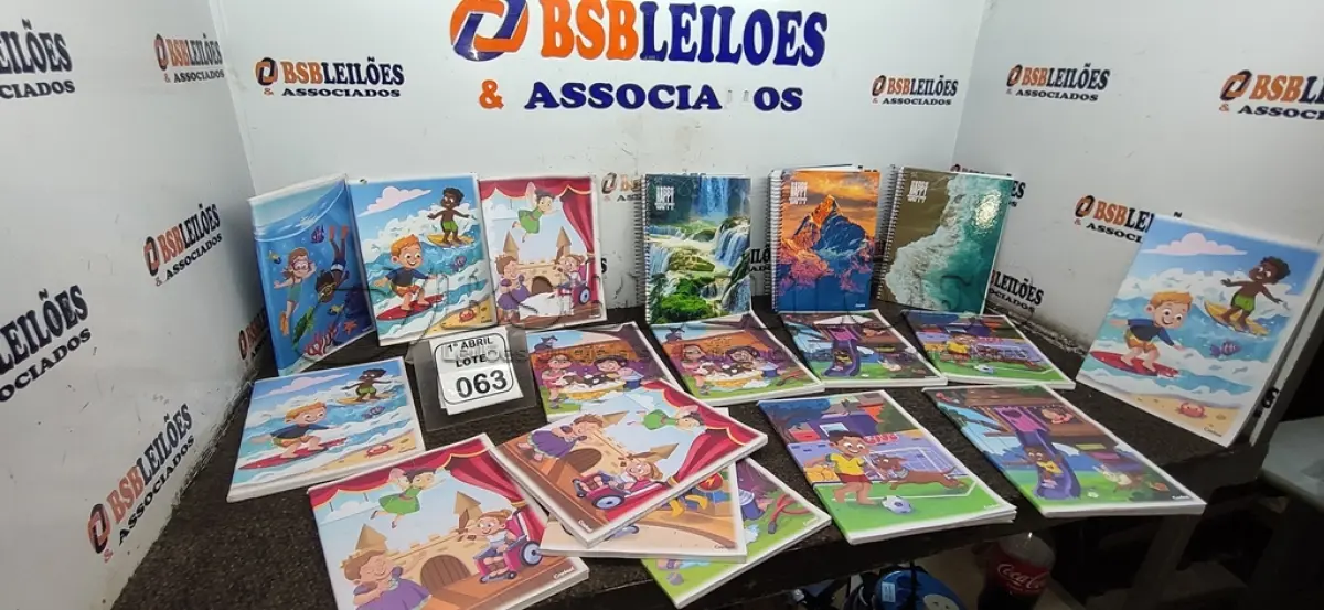LOTE 063 - 18 CADERNOS ESCOLARES. (NO ESTADO) ATENÇÃO! FAZER A VISITAÇÃO ANTES DE ARREMATAR, NÃO SABEMOS SE FUNCIONA, LEILÃO NÃO TEM GARANTIA E NEM DEVOLUÇÃO, SUJEITO A POSSÍVEIS AVARIAS VISÍVEIS/OCULTAS E/OU AUSÊNCIA DE COMPONENTES.