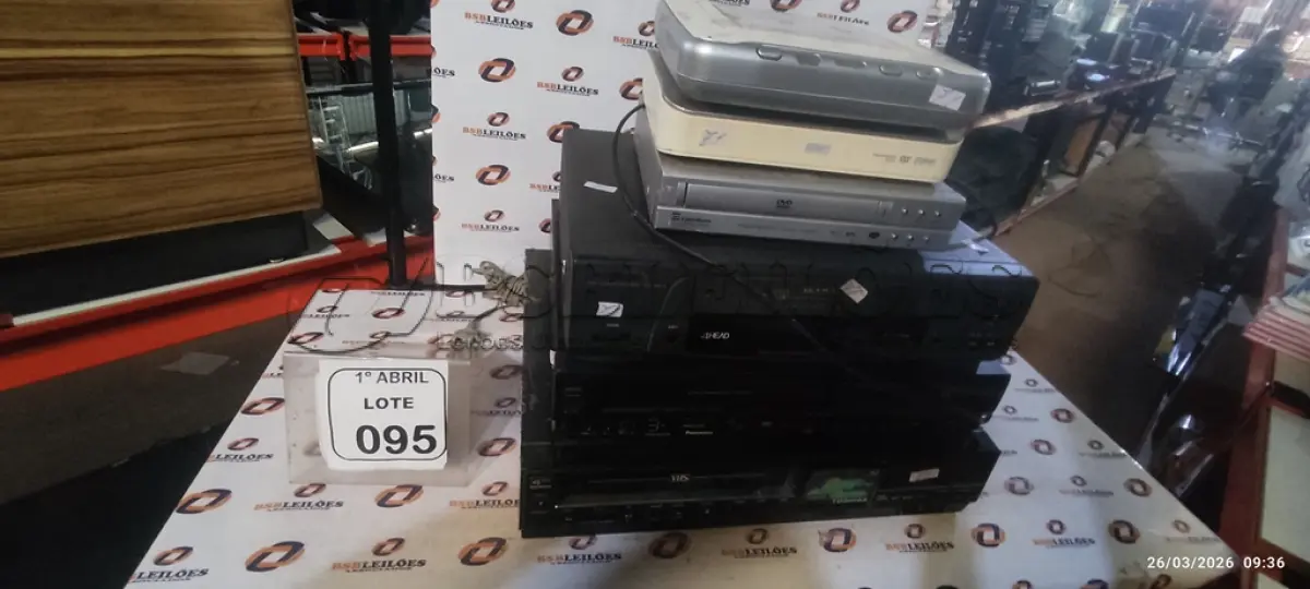 LOTE 095 - 03 APARELHOS DE VÍDEO CASSETE DE MARCAS E MODELOS DIVERSOS E 03 APARELHOS DE DVD DE MARCAS E MODELOS DIVERSOS. (NO ESTADO) ATENÇÃO! FAZER A VISITAÇÃO ANTES DE ARREMATAR, NÃO SABEMOS SE FUNCIONA, LEILÃO NÃO TEM GARANTIA E NEM DEVOLUÇÃO, SUJEITO A POSSÍVEIS AVARIAS VISÍVEIS/OCULTAS E/OU AUSÊNCIA DE COMPONENTES.