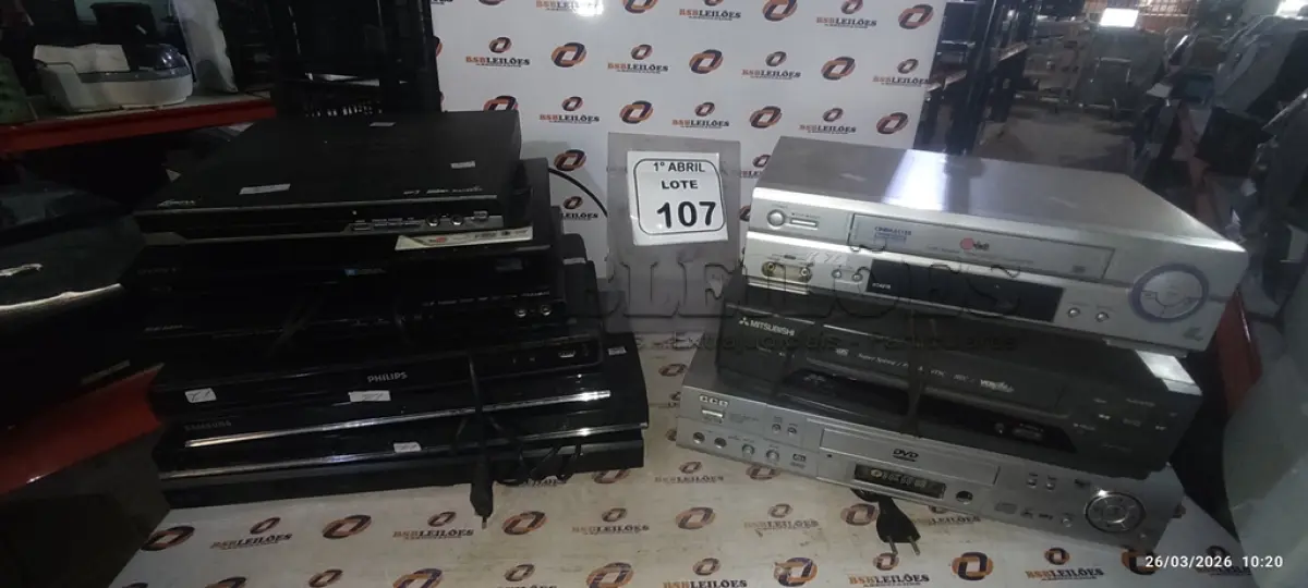 LOTE 107 - 07 APARELHOS DE DVD E 03 APARELHOS DE VIDEOCASSETE DE MARCAS E MODELOS DIVERSOS. (NO ESTADO) ATENÇÃO! FAZER A VISITAÇÃO ANTES DE ARREMATAR, NÃO SABEMOS SE FUNCIONA, LEILÃO NÃO TEM GARANTIA E NEM DEVOLUÇÃO, SUJEITO A POSSÍVEIS AVARIAS VISÍVEIS/OCULTAS E/OU AUSÊNCIA DE COMPONENTES.
