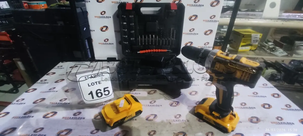 LOTE 165 - 01 FURADEIRA COM 02 BATERIAS, BITS E MALETA. (NO ESTADO) ATENÇÃO! FAZER A VISITAÇÃO ANTES DE ARREMATAR, NÃO SABEMOS SE FUNCIONA, LEILÃO NÃO TEM GARANTIA E NEM DEVOLUÇÃO, SUJEITO A POSSÍVEIS AVARIAS VISÍVEIS/OCULTAS E/OU AUSÊNCIA DE COMPONENTES.
