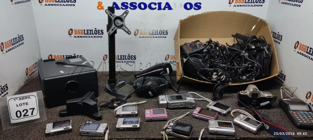 LOTE 027 - 01 CAIXA COM, 01 SISTEMA DE TRANSFERÊNCIA DE VÍDEO, VÁRIAS MÁQUINAS FOTOGRÁFICAS, SUPORTES PARA MONITOR, MULTÍMETRO, CARREGADORES DE BATERIA E CABOS DIVERSOS. (NO ESTADO) ATENÇÃO! FAZER A VISITAÇÃO ANTES DE ARREMATAR, NÃO SABEMOS SE FUNCIONA, LEILÃO NÃO TEM GARANTIA E NEM DEVOLUÇÃO, SUJEITO A POSSÍVEIS AVARIAS VISÍVEIS/OCULTAS E/OU AUSÊNCIA DE COMPONENTES.