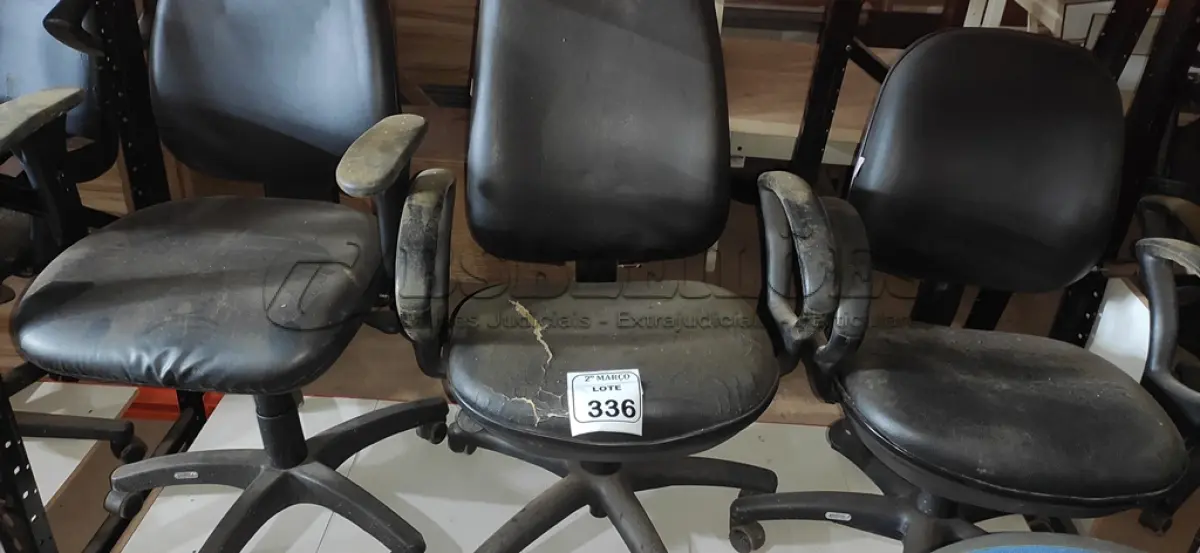 LOTE 336 - 03 CADEIRAS GIRATÓRIAS NA COR PRETA. (NO ESTADO) ATENÇÃO! FAZER A VISITAÇÃO ANTES DE ARREMATAR, NÃO SABEMOS SE FUNCIONA, LEILÃO NÃO TEM GARANTIA E NEM DEVOLUÇÃO, SUJEITO A POSSÍVEIS AVARIAS VISÍVEIS/OCULTAS E/OU AUSÊNCIA DE COMPONENTES.