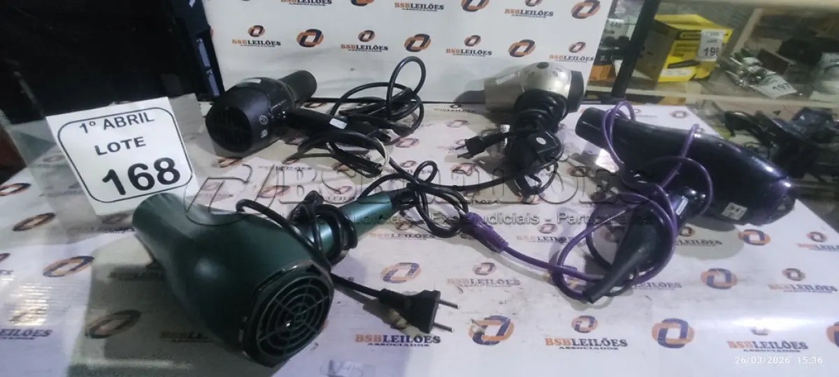 LOTE 168 - 04 SECADORES DE CABELO 220V MARCAS E MODELOS DIVERSOS. (NO ESTADO) ATENÇÃO! FAZER A VISITAÇÃO ANTES DE ARREMATAR, NÃO SABEMOS SE FUNCIONA, LEILÃO NÃO TEM GARANTIA E NEM DEVOLUÇÃO, SUJEITO A POSSÍVEIS AVARIAS VISÍVEIS/OCULTAS E/OU AUSÊNCIA DE COMPONENTES.