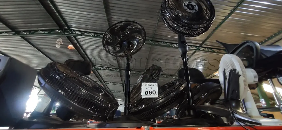 LOTE 060 - 01 LOTE COM VÁRIOS VENTILADORES DE MARCAS E MODELOS DIVERSOS PARA RETIRADA DE PEÇAS. (NO ESTADO) ATENÇÃO! FAZER A VISITAÇÃO ANTES DE ARREMATAR, NÃO SABEMOS SE FUNCIONA, LEILÃO NÃO TEM GARANTIA E NEM DEVOLUÇÃO, SUJEITO A POSSÍVEIS AVARIAS VISÍVEIS/OCULTAS E/OU AUSÊNCIA DE COMPONENTES.