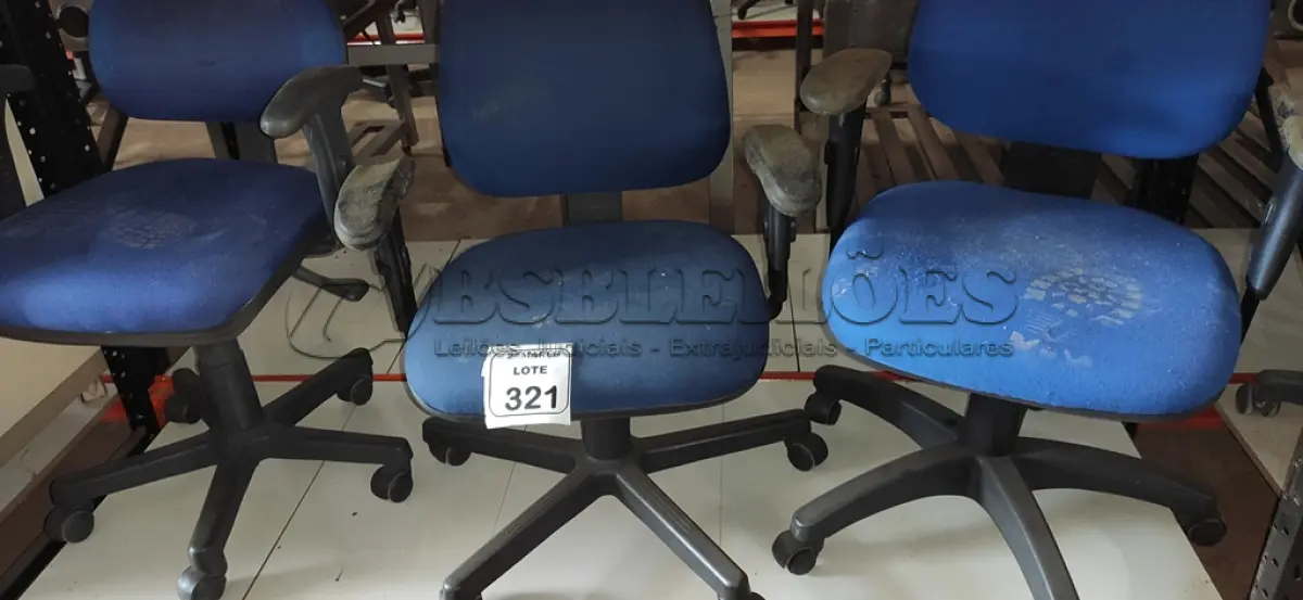 LOTE 321 - 03 CADEIRAS GIRATÓRIAS NA COR AZUL. (NO ESTADO) ATENÇÃO! FAZER A VISITAÇÃO ANTES DE ARREMATAR, NÃO SABEMOS SE FUNCIONA, LEILÃO NÃO TEM GARANTIA E NEM DEVOLUÇÃO, SUJEITO A POSSÍVEIS AVARIAS VISÍVEIS/OCULTAS E/OU AUSÊNCIA DE COMPONENTES.