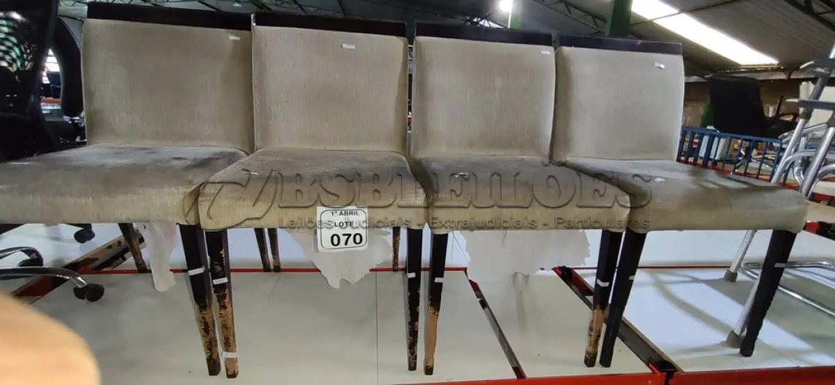 LOTE 070 - 04 CADEIRAS DE MADEIRA COM ASSENTO ESTOFADO. (NO ESTADO) ATENÇÃO! FAZER A VISITAÇÃO ANTES DE ARREMATAR, NÃO SABEMOS SE FUNCIONA, LEILÃO NÃO TEM GARANTIA E NEM DEVOLUÇÃO, SUJEITO A POSSÍVEIS AVARIAS VISÍVEIS/OCULTAS E/OU AUSÊNCIA DE COMPONENTES.