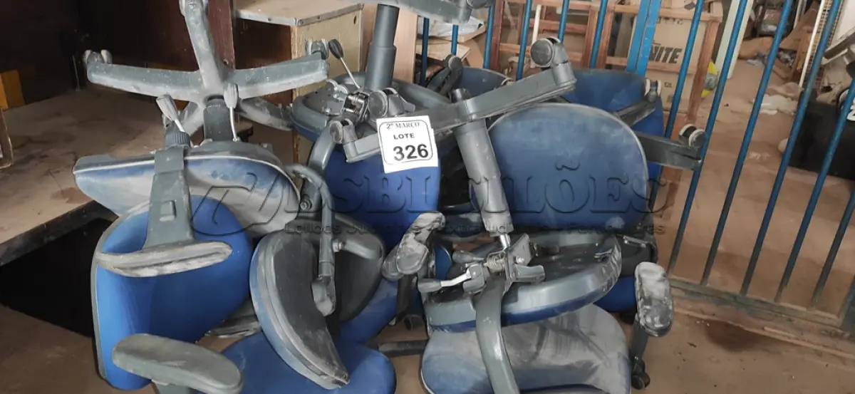 LOTE 326 - 01 LOTE COM VÁRIAS CADEIRAS GIRATÓRIAS PARA RETIRADA DE PEÇAS. (NO ESTADO) ATENÇÃO! FAZER A VISITAÇÃO ANTES DE ARREMATAR, NÃO SABEMOS SE FUNCIONA, LEILÃO NÃO TEM GARANTIA E NEM DEVOLUÇÃO, SUJEITO A POSSÍVEIS AVARIAS VISÍVEIS/OCULTAS E/OU AUSÊNCIA DE COMPONENTES.