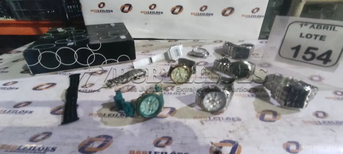 LOTE 154 - 08 RELÓGIOS DE PULSO E PULSEIRAS AVULSAS DE MARCAS E MODELOS DIVERSOS. (NO ESTADO) ATENÇÃO! FAZER A VISITAÇÃO ANTES DE ARREMATAR, NÃO SABEMOS SE FUNCIONA, LEILÃO NÃO TEM GARANTIA E NEM DEVOLUÇÃO, SUJEITO A POSSÍVEIS AVARIAS VISÍVEIS/OCULTAS E/OU AUSÊNCIA DE COMPONENTES.
