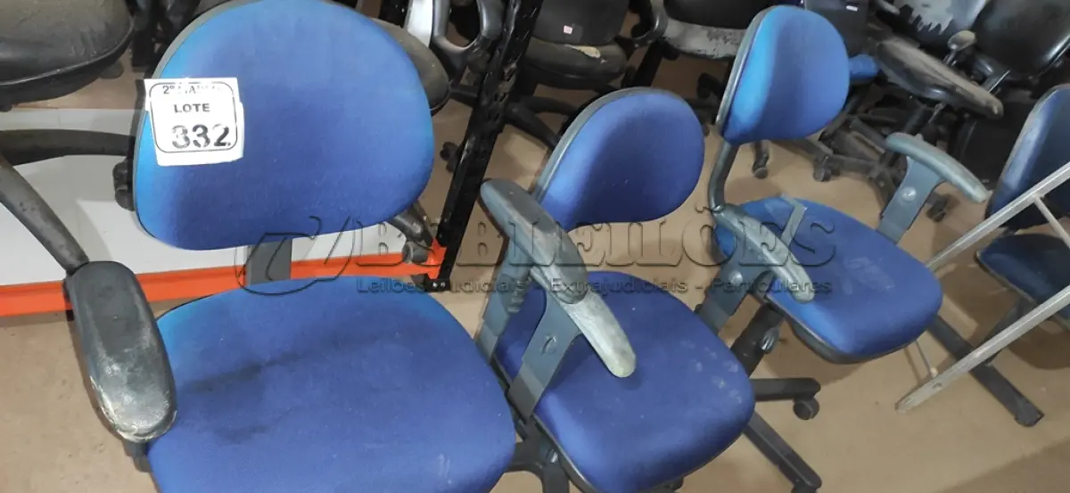 LOTE 332 - 03 CADEIRAS GIRATÓRIAS NA COR AZUL. (NO ESTADO) ATENÇÃO! FAZER A VISITAÇÃO ANTES DE ARREMATAR, NÃO SABEMOS SE FUNCIONA, LEILÃO NÃO TEM GARANTIA E NEM DEVOLUÇÃO, SUJEITO A POSSÍVEIS AVARIAS VISÍVEIS/OCULTAS E/OU AUSÊNCIA DE COMPONENTES.