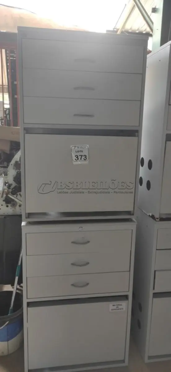 LOTE 373 - 02 GAVETEIROS DE ESCRITÓRIO EM AÇO E MADEIRA COM 03 GAVETAS E 01 PORTA COM 02 COM PARTIMENTOS. (NO ESTADO) ATENÇÃO! FAZER A VISITAÇÃO ANTES DE ARREMATAR, NÃO SABEMOS SE FUNCIONA, LEILÃO NÃO TEM GARANTIA E NEM DEVOLUÇÃO, SUJEITO A POSSÍVEIS AVARIAS VISÍVEIS/OCULTAS E/OU AUSÊNCIA DE COMPONENTES.